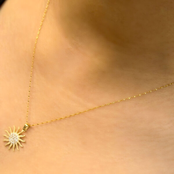 14 Ayar Altın Taşlı Desenli Güneş Kolye