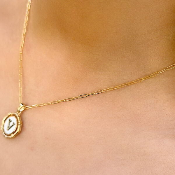 14 Ayar Retro V Harfi Kolye