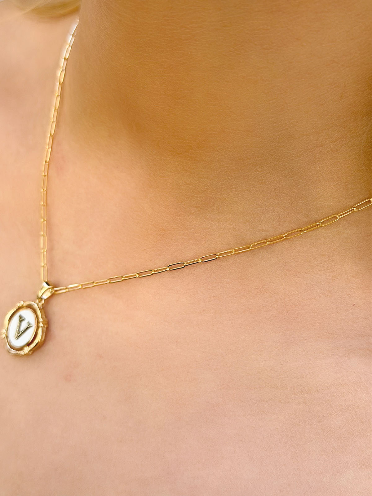 14 Ayar Retro V Harfi Kolye